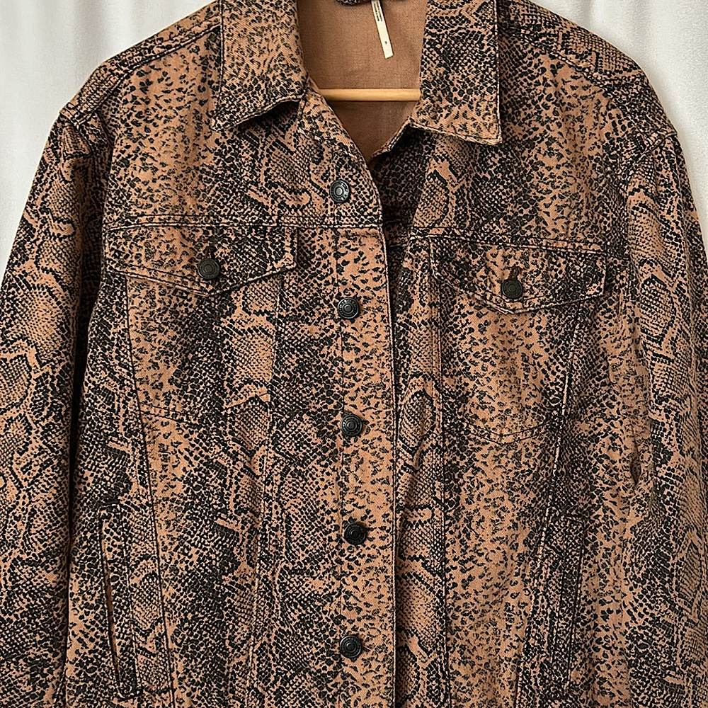 Free People Light Brown Snakeskin Pattern Denim Jean Jacket Coat **Size S**🌸🌸 - Picture 3 of 5